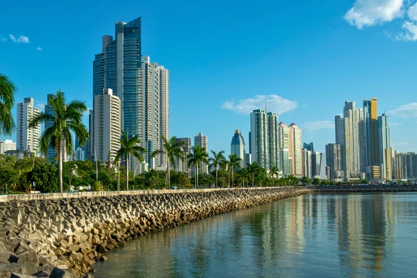 Bahía de Panamá — vista de la ciudad desde la costa